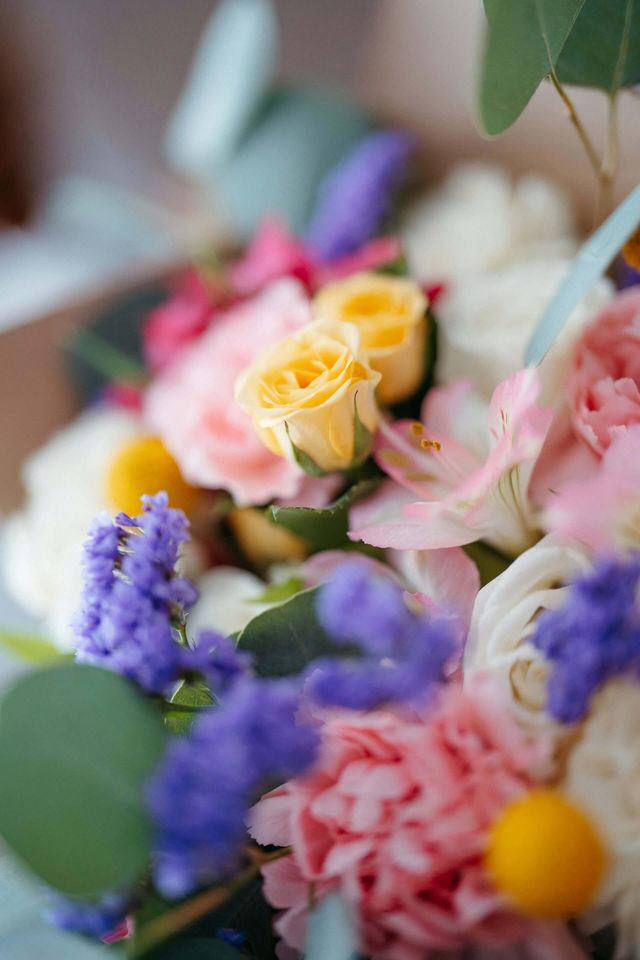 Composition florale aux tons bleus et violets