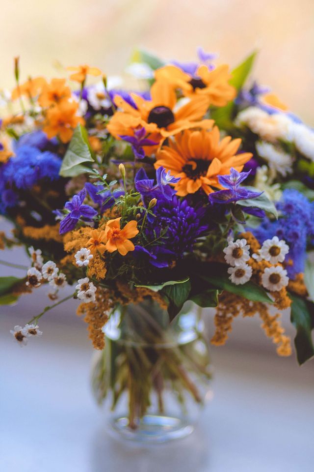 Composition florale aux tons bleus et violets