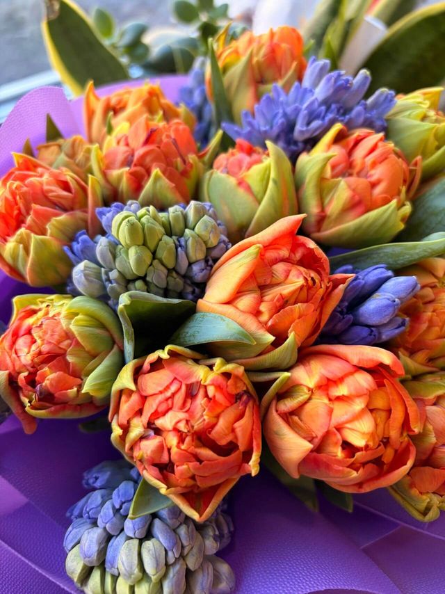 Composition florale aux tons bleus et violets