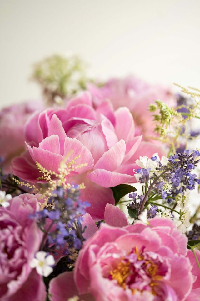 Composition florale aux tons roses