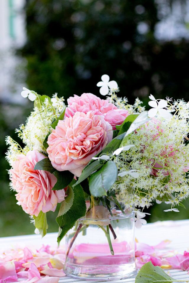 Composition florale aux tons roses