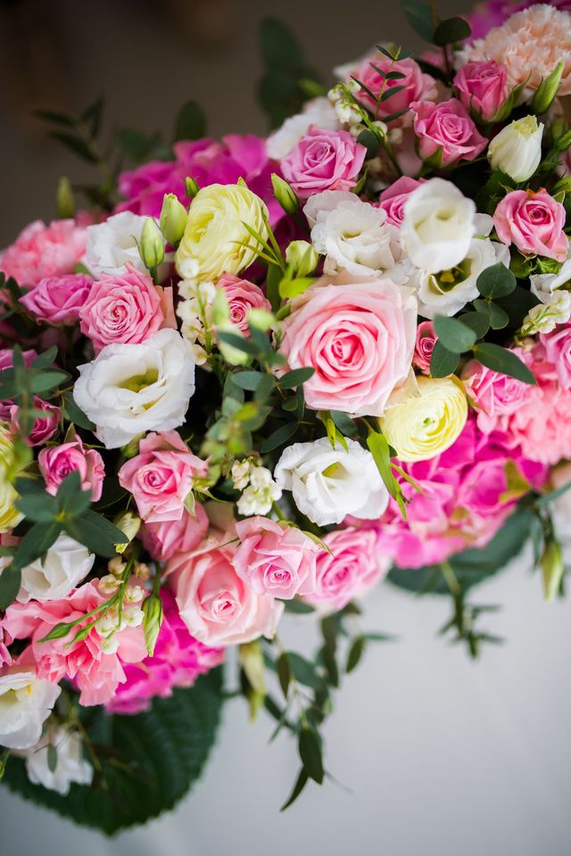 Composition florale aux tons roses