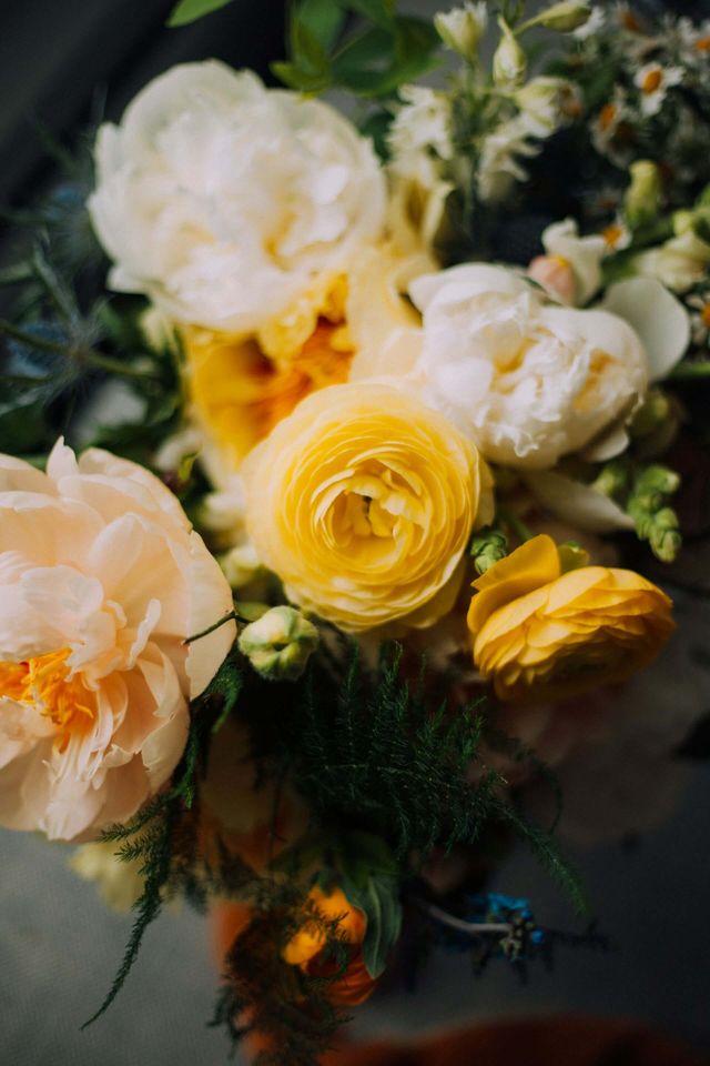 Composition florale aux tons jaunes et dorés
