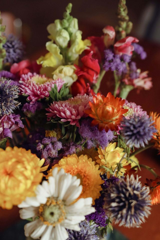 Composition florale aux tons jaunes et dorés