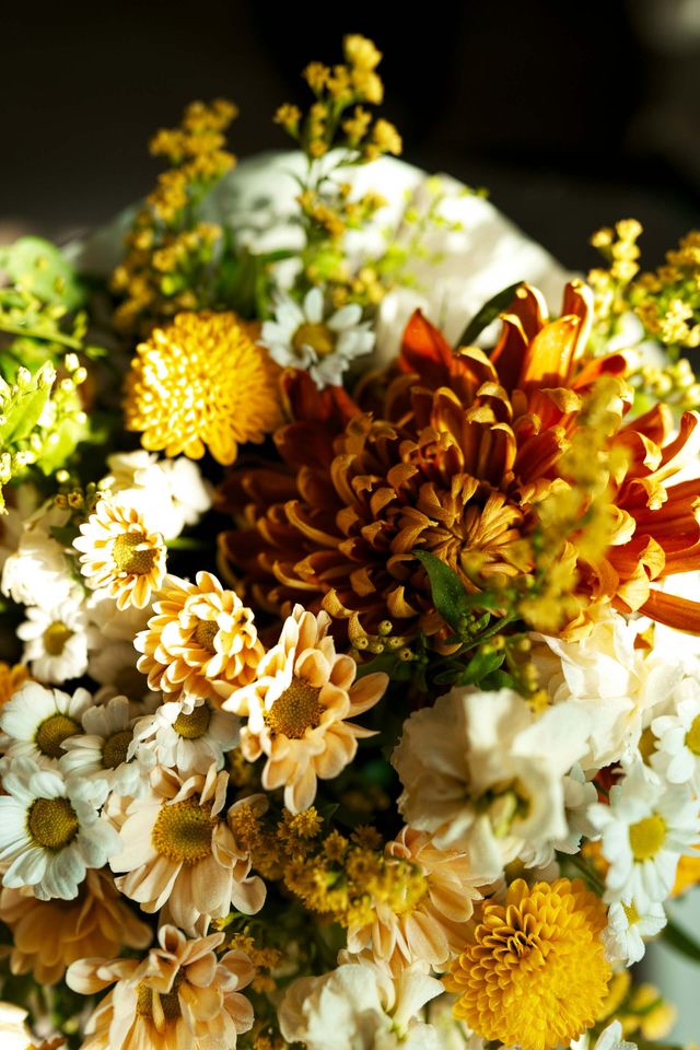 Composition florale aux tons jaunes et dorés
