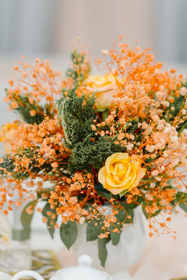 Composition florale aux tons jaunes et dorés